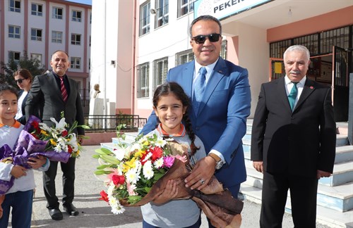İlçe Kaymakamımız Cemil Özgür Öneği, Peker Mahallesi İlkokulu’nda öğrencilerimizin hizmetine sunulan çok amaçlı dersliğin açılışını gerçekleştirdi.