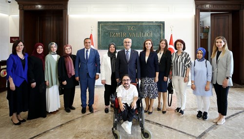 Kaymakamımız Cemil Özgür Öneği, Karabağlar Çalıkuşu Kadın Kooperatifi üyeleri ile birlikte Valimiz Sayın Yavuz Selim Köşger'i makamında ziyaret etti.