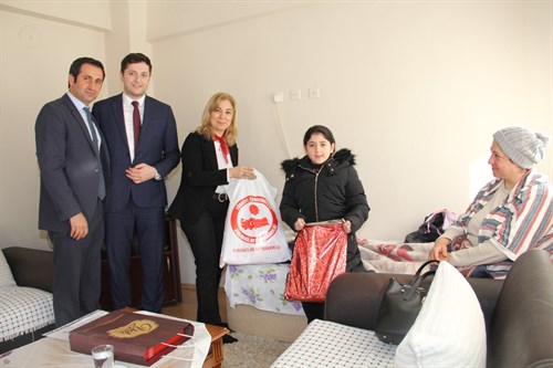 Sayın Özlem ÖNEĞİ “Gönül Elçileri /KETEM” Faaliyetleri Kapsamında İlçemizde Kanser Tedavisi Görmekte Olan İki Anneyi Ziyaret Etti