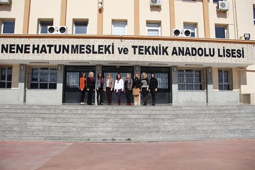 Karabağlar Gönül Elçileri “ Sağlıklı Beslenme Atölyesi” için Nene Hatun Mesleki Teknik Anadolu Lisesindeydi