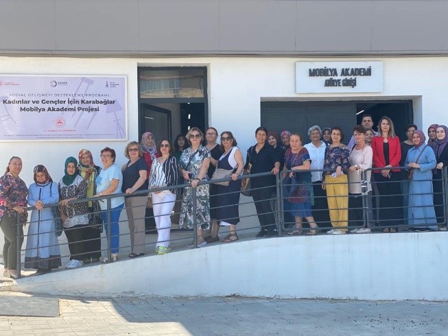 ''Mobilya Döşemeciliği ve Dikişi'' eğitim atölyesinde, ilçemizin kadın muhtarları kursiyerlerimizle bir araya geldi.