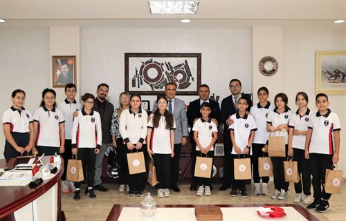 Kaymakamımız Cemil Özgür Öneği, duyarlı öğrencilerimizi tebrik etti.