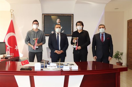 “Bağımlılık ile Mücadele” kapsamında yürütülen Erasmus Plus GSSLT Projesi yerel faaliyeti olan E-Spor Turnuvası ödül töreni gerçekleştirildi.