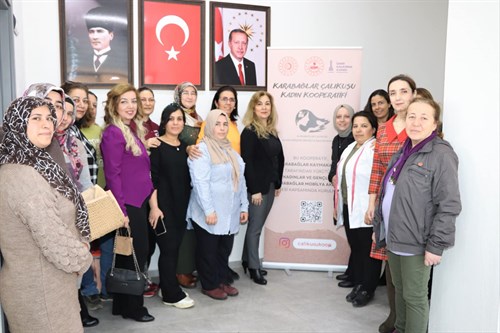 Kaymakamımız Cemil Özgür Öneği'nin eşi Özlem Öneği, 8 Mart Dünya Kadınlar Günü'nde kadın kursiyerlerimizle bir araya geldi.