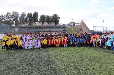 Kaymakamımız Cemil Özgür Öneği, Sömestr Tatili U-14 futbol turnuvası ödül törenine katıldı.