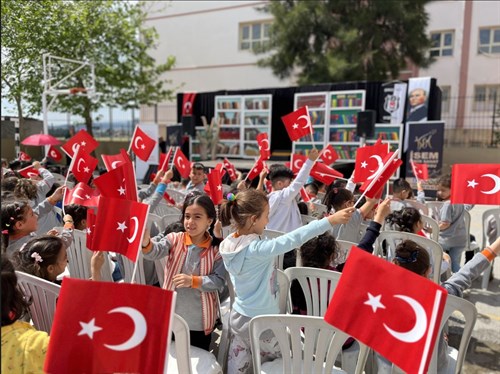 Karabağlar Kaymakamlığı’ndan Miniklere Tiyatrolu Mutluluk  